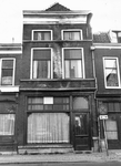 848027 Gezicht op de voorgevel van het pand Lange Nieuwstraat 41 te Utrecht, dat gerestaureerd gaat worden.